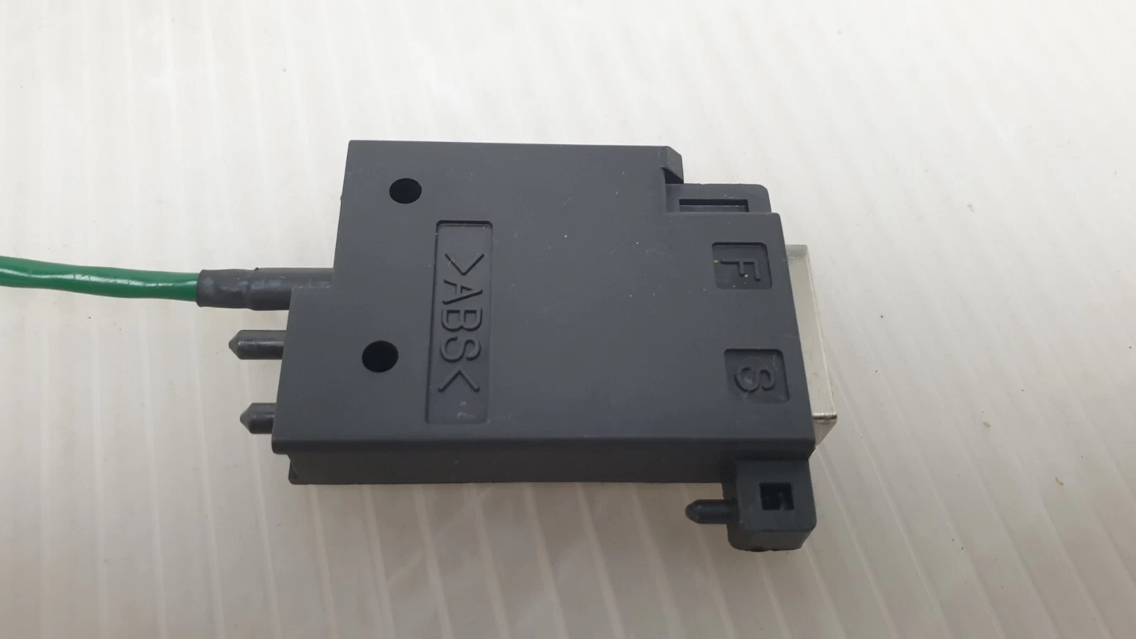 Connector housing side marked ABS, green lead entering