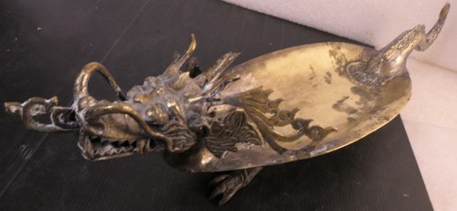 ANTICO VASSOIO DA PORTATA SCULTOREO ASIATICO CINESE OTTONE PIEDI DRAGO CENTROTAVOLA - Foto 11 di 15