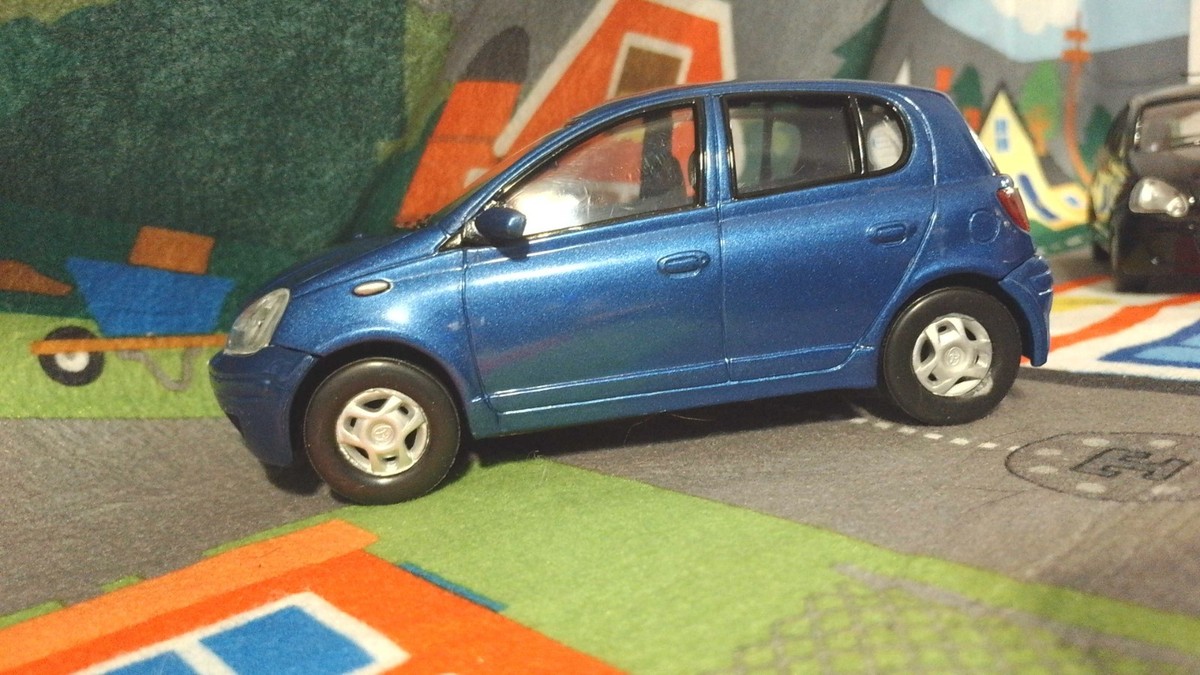 TOYOTA Vitz 1/24 ミニカー 13台 Toyota Official Liscenced Vitz 1:24 Blue & Black 2 Cars Read Below