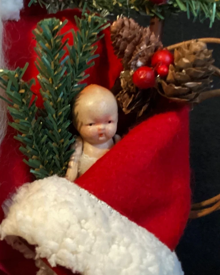 Papá Noel primitivo hecho a mano sosteniendo campanas de Navidad Foto 4 de 4