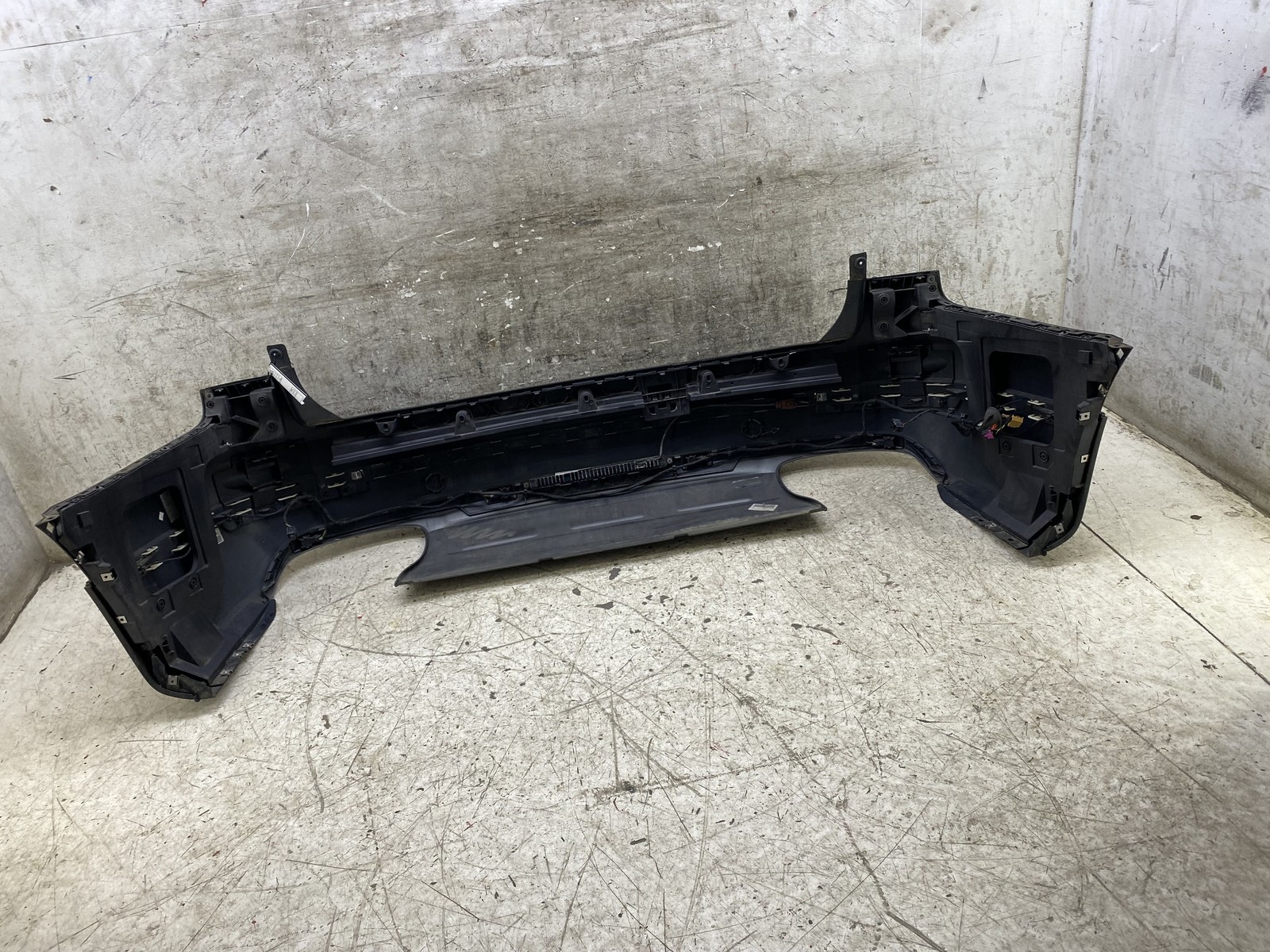 2015-2020 BENTLEY BENTAYGA OEM REAR BUMPER COVER W/ PARK ASSIST AUTO PARK