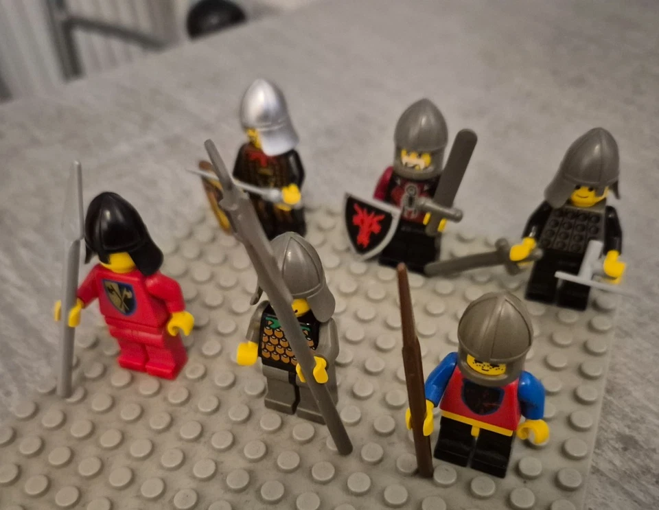 LEGO Minifiguren - 6 Ritter mit Bewaffnung (Set 4) - Bild 2 von 3