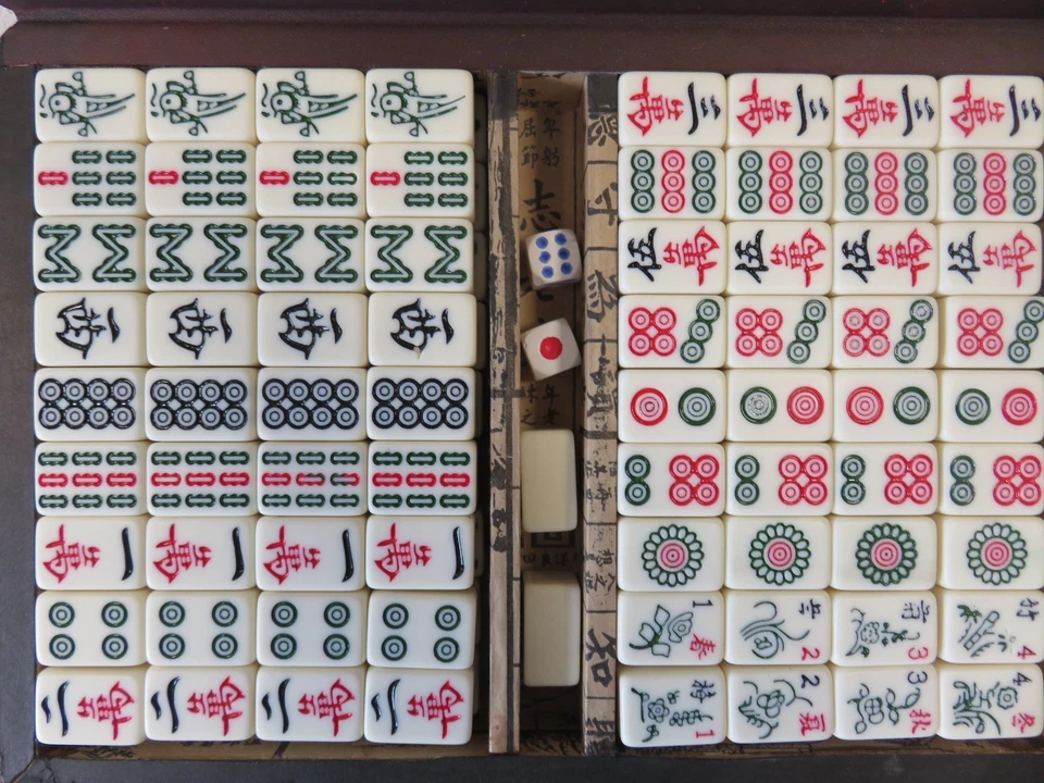 Vintage Mahjong Set in Red Dragon Case – 144 Engraved Tiles + Dice + Rules - Image 2 of 4