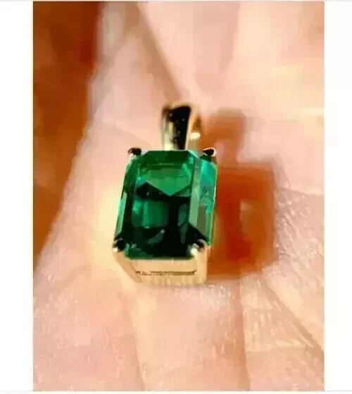 Colgante para mujer esmeralda verde natural corte esmeralda de 4 quilates enchapado en oro amarillo de 14 quilates Foto 2 de 4