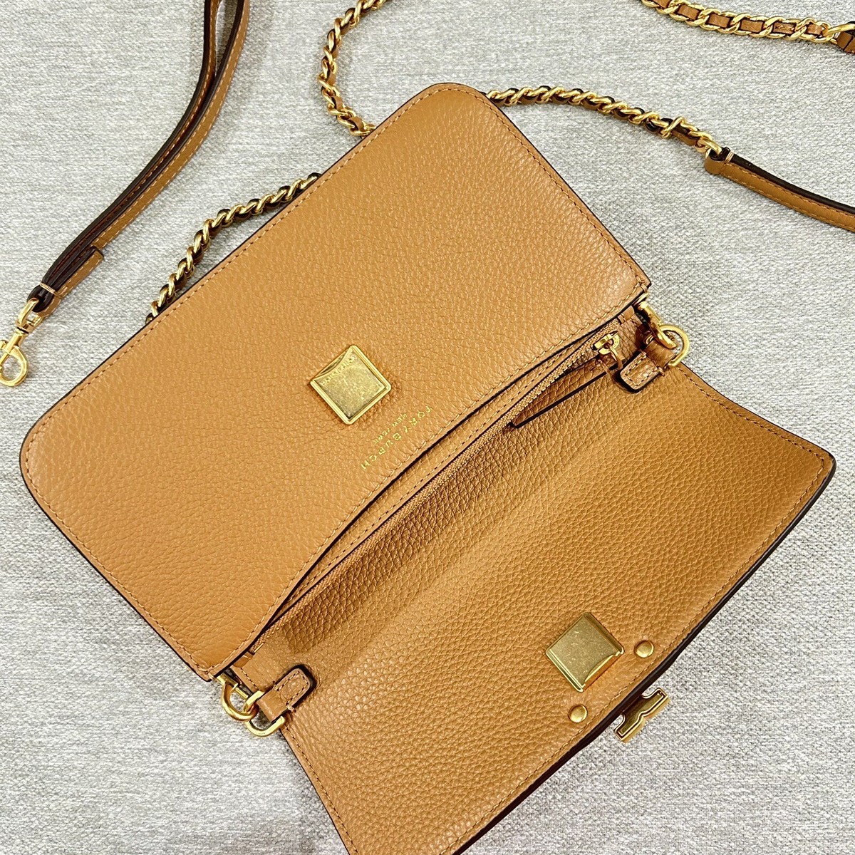 141012★Tory Burch★Britten chain wallet wristlet Tory Burch Britten Chain Wallet W. Wristlet 141012 Light
