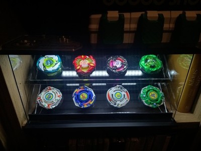 Beyblade X Vitrine XL für 8 Beyblade Ausstellung für Sammler mit LED Licht