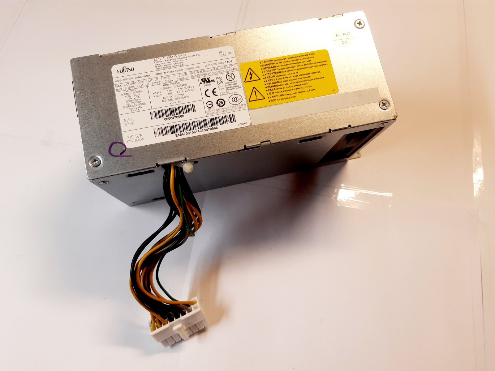 Alimentatore FUJITSU S26113-E564-V70-01 CPB09-045B 143 250WATT Usato Funzionante
