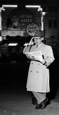 Arthur Askey Reading A Newspaper Outside The Victoria Palace 1954 OLD PHOTO