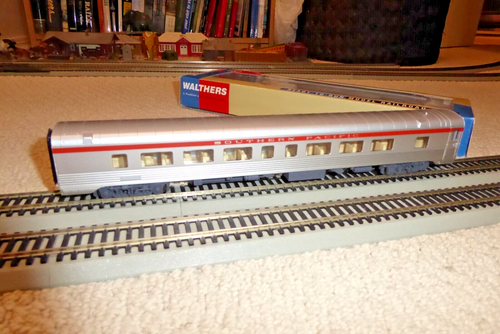 Walthers RTR Pullman-Standard 52-Seat Coach Southern Pacific