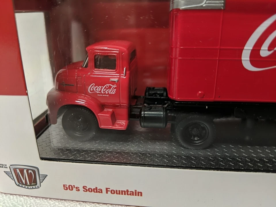 Camión transportador de carros Coca-Cola M2 Machines 1:64 con Ford F100 1956 interior AB7 Foto 2 de 4