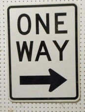 USED ONE WAY RIGHT ARROW SIGN BLACK ON WHITE FLAT AL--18 x 24 1