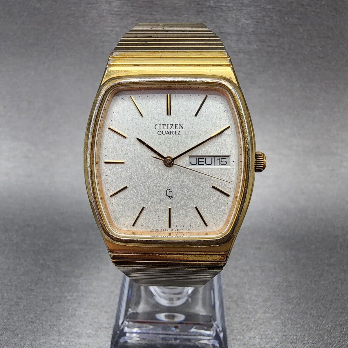 VTG Citizen CQ Watch Men 30mm White Dial Gold Tone Daydate
