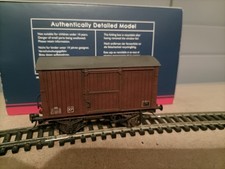 00 Bachmann 38-381 12T Ventilated Van BR Bauxite (Late)