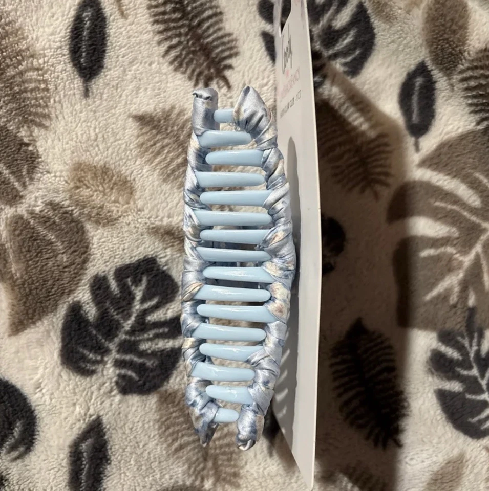 Clip de garra de satén LoveShackFancy X Goody Foto 2 de 4