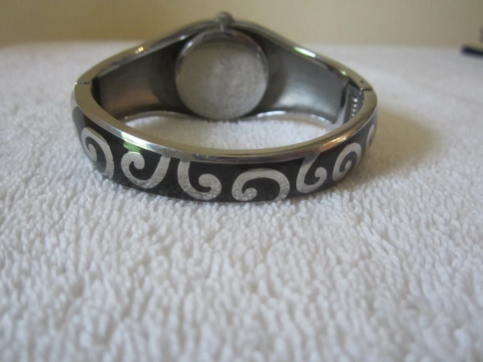 Часы наручные браслет на петлях сердце стразы черная эмаль Brighton Vacaville - Изображение 2 из 4