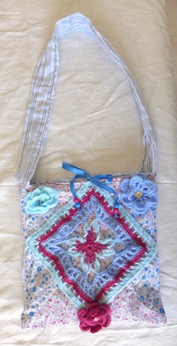 Borsa trapuntata a mano rosa e blu con uno speciale pizzo all'uncinetto + fiori - Picture 2 of 12