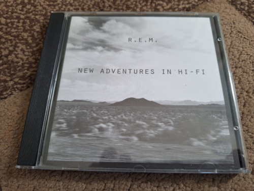 "NEW ADVENTURES IN HI-FI" CD ALBUM BY REM (ORIGINAL VERSION) - Afbeelding 1 van 3