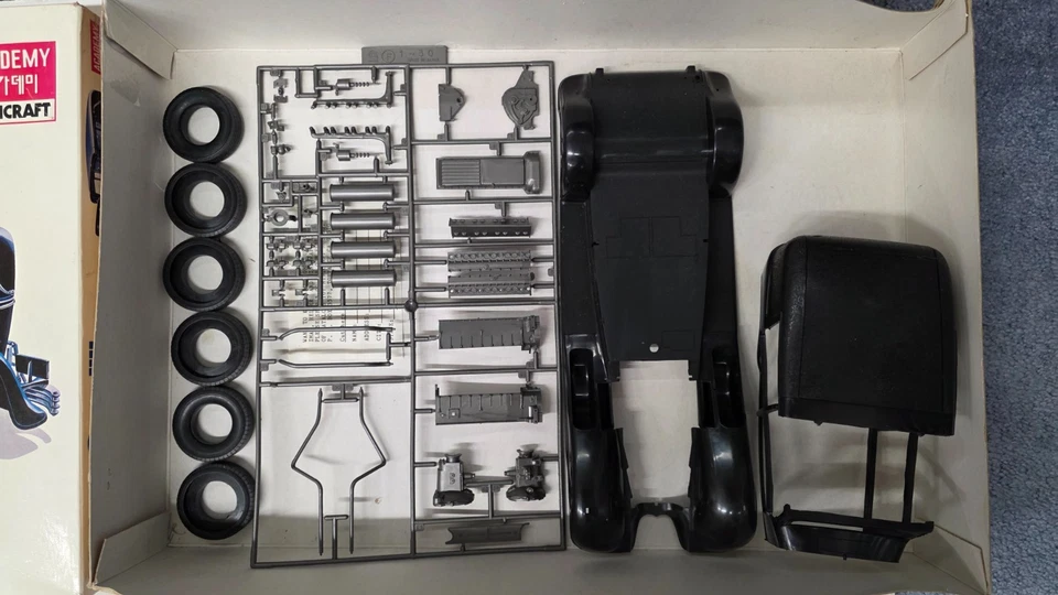 ACADEMY MINICRAFT 1933 CADILLAC V-16 TOWN CAR 1/16 SR - Image 2 of 4