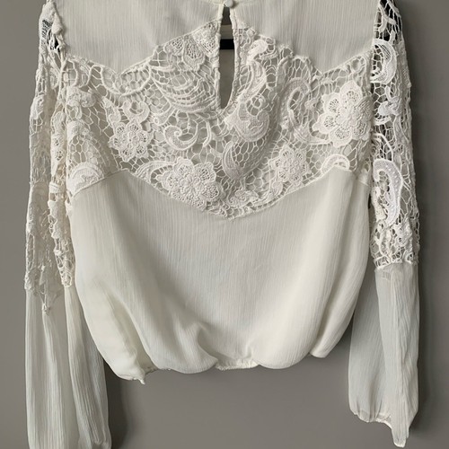 Alice+Olivia crochet Blouse top Womens Medium white long bishop sleeve crew - Picture 10 of 13