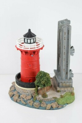 Harbour Lights Lighthouses ''Jeffrey's Hook'' NY - HL195 Mint in box with a COA.
