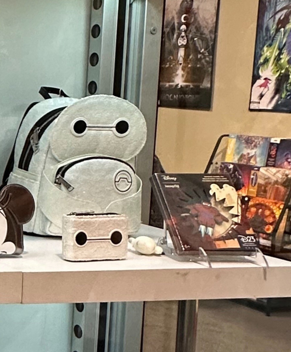 IN HAND! D23 Exclusive Loungefly Baymax Glitter GITD Mini  display picture 2