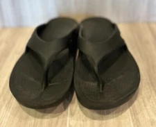 Oofos Black Thong Flip Flop Sandals Size Men 5 / Women 7