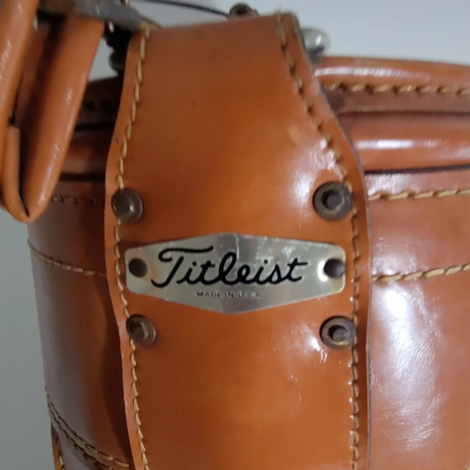 Винтажная коричневая кожаная сумка для гольфа Titleist с дождевиком - Изображение 2 из 4