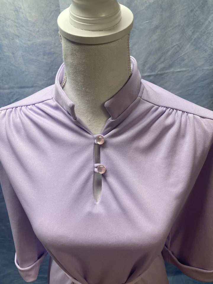 Vestido de poliéster esportivo casual feminino vintage década de 1960 roxo claro tamanho 16 com cinto - Imagem 2 de 4