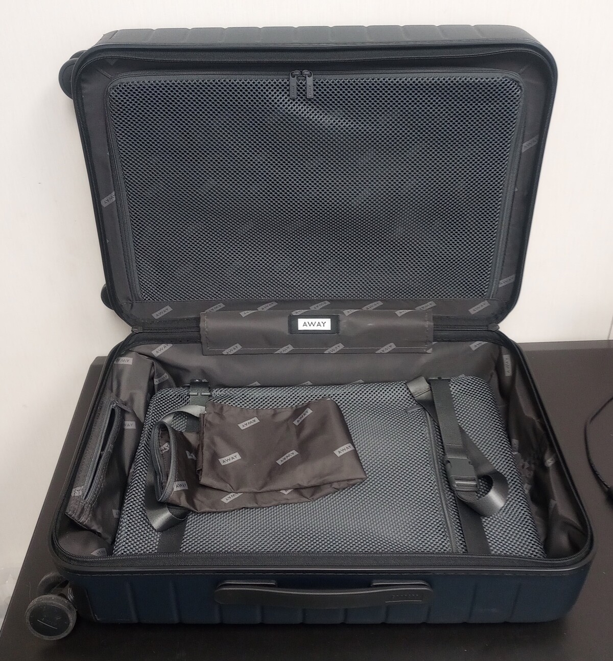 AWAY The Bigger Carry-On  LUGGAGE SUITCASE  NAVY  /H46/12