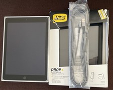 iPad Wi-fi 32GB Space Grey 9.7  Screen  all extra items in photos