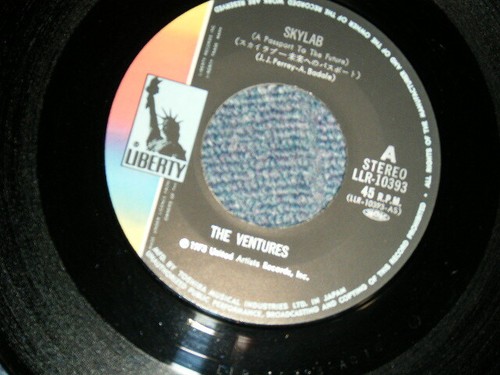 The VENTURES Japan 1973 LLR-10393 NM 7"45 SKYLAB / OH,MY LOVE - Imagen 3 de 4