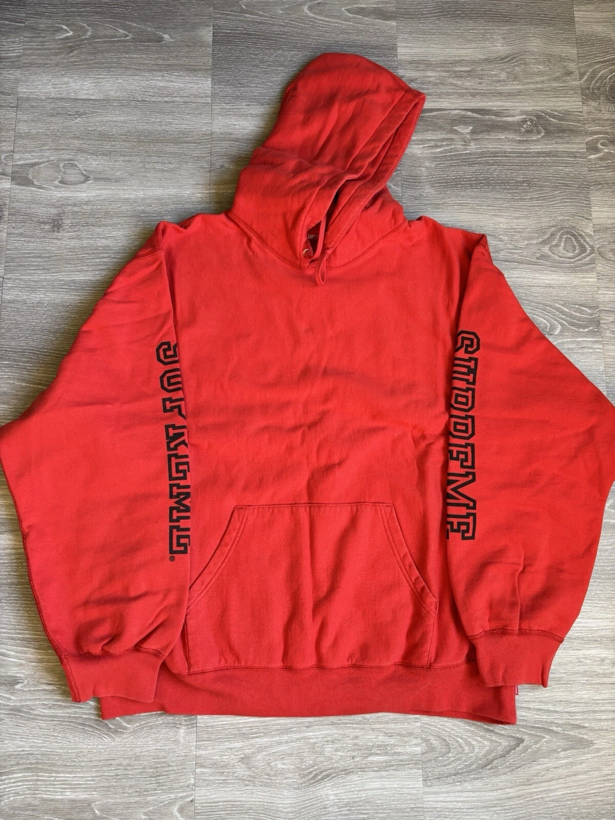 Sweat à capuche rouge manches collégiales Supreme