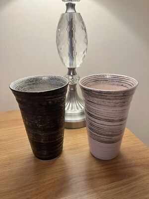 Paar japanische Arita Yaki Porzellan Sake Tassen. Schwarz/Silber und Pink/Silber. 