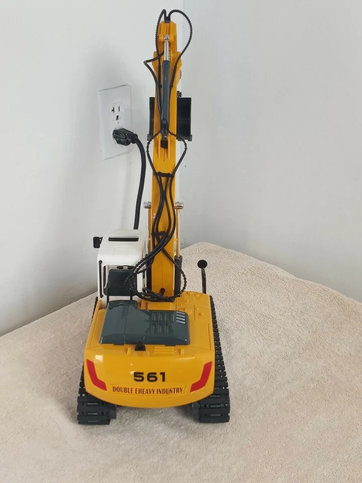 DOUBLE E Remote Control RC Excavator Toy No remote No battery - Image 2 of 4