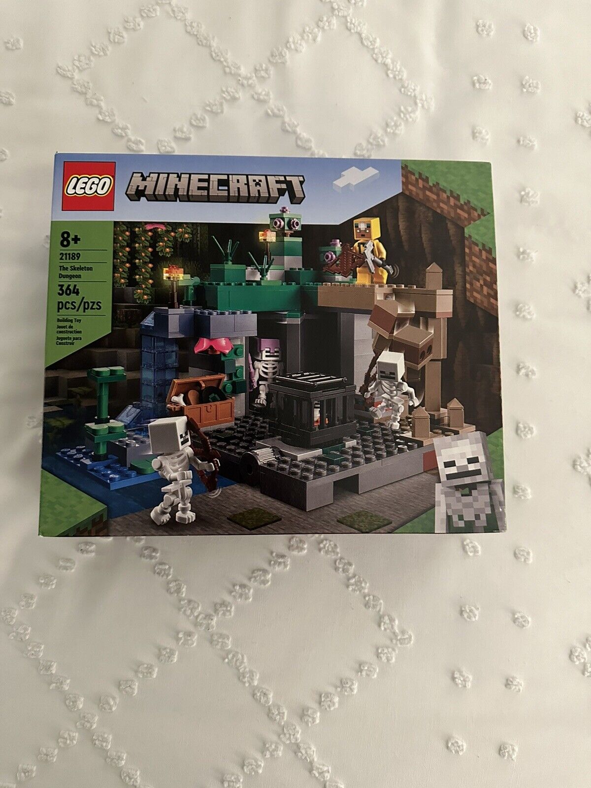 LEGO 21189 Minecraft The Skeleton Dungeon 364pcs New Distressed Box