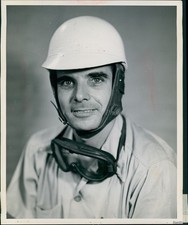 1946 Photo Hal Robson To Pilot Dick Palmer Indy Special Sports Auto Racing 8X10