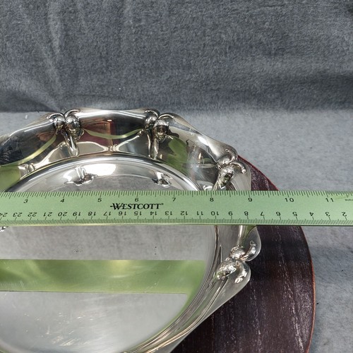 Oneida Silver-Plated Serving Bowl With Ornate Edges & Reflective Finish - Picture 7 of 8