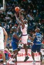 Chris Webber Washington Bullets shoots over Lorenzo Williams Dalla- Old Photo 2
