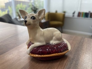 VINTAGE CHIHUAHUA DOG MODEL BESWICK 2454 LYING ON CUSHION, GREAT CONDITION
