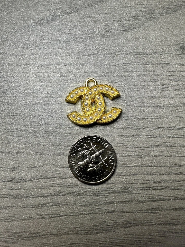 chanel vintage button gold and pearl charm - Image 4 of 4