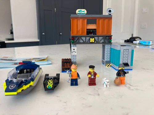 LEGO CITY: Police Speedboat and Crooks' Hideout (60417)