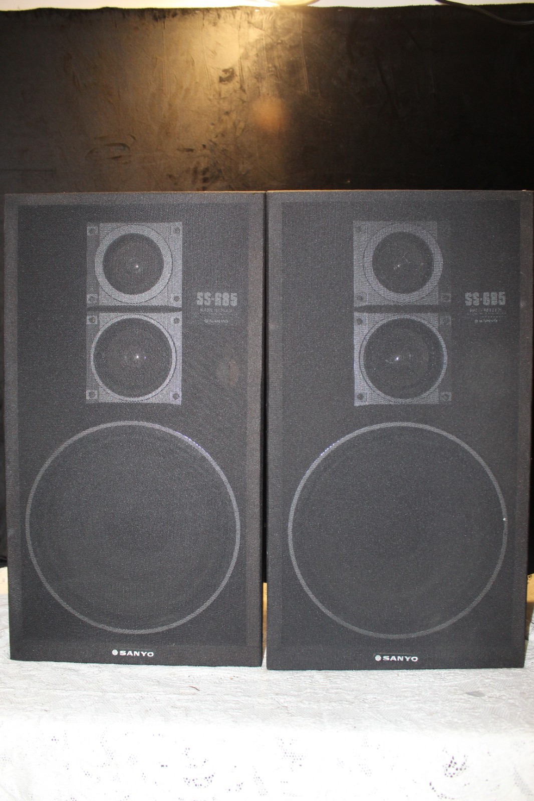 Sanyo SS-685 Floor Speaker 8 Ohm Impedence Walnut Vinyl Vene