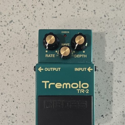 BOSS TR-2 Tremolo Analog Effects Pedal for Electric & Bass Guitar