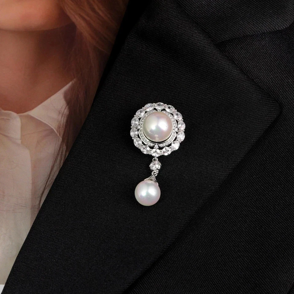 Broche prendedor de boda para mujer de perlas creadas en laboratorio de corte redondo de 3 quilates enchapado en oro blanco de 14 k Foto 3 de 4