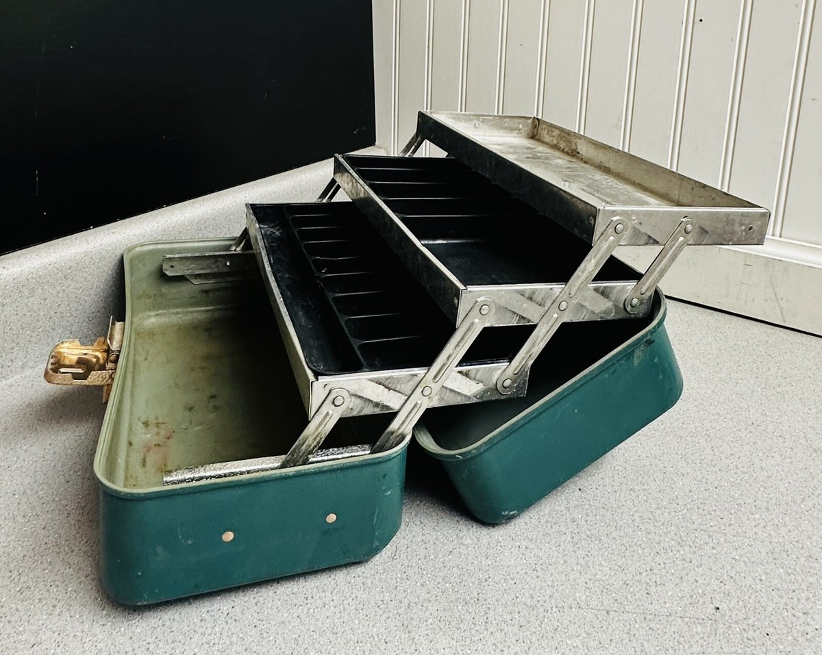 UMCO Model 133U Fishing Tackle Box Tiered With Dividers And UMCO Model 133U Fishing Tackle Box Tiered With Dividers And