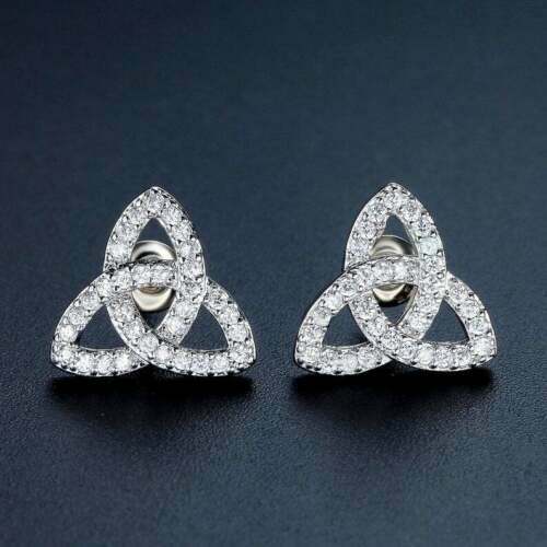 Boucles d'oreilles clous diamant taille ronde créée en or blanc 14
