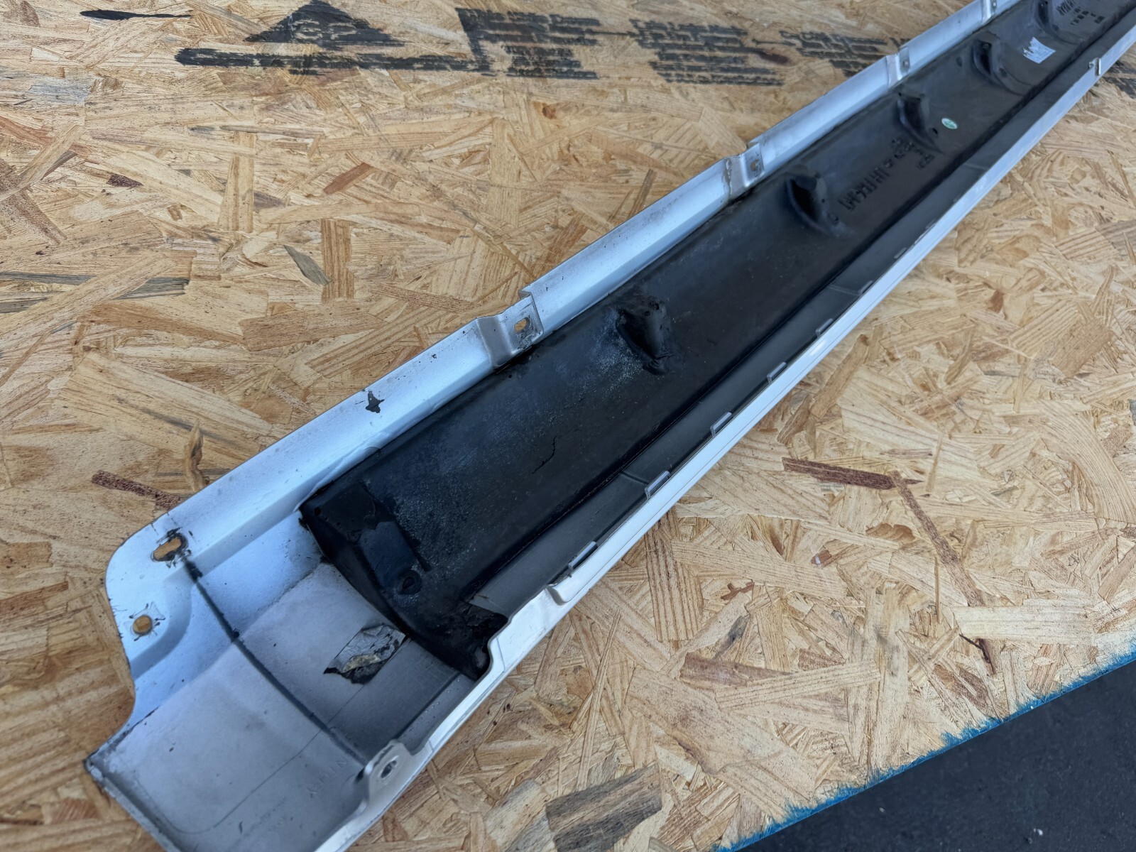 LEFT SIDE ROCKER PANEL SKIRT MOLDING BENTLEY FLYING SPUR OEM (2013-2018)
