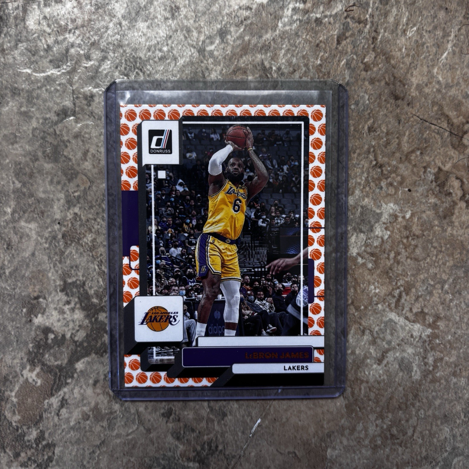 NBA 22-23 Panini Donruss LeBron James /75 Basketball Emoji Border #128