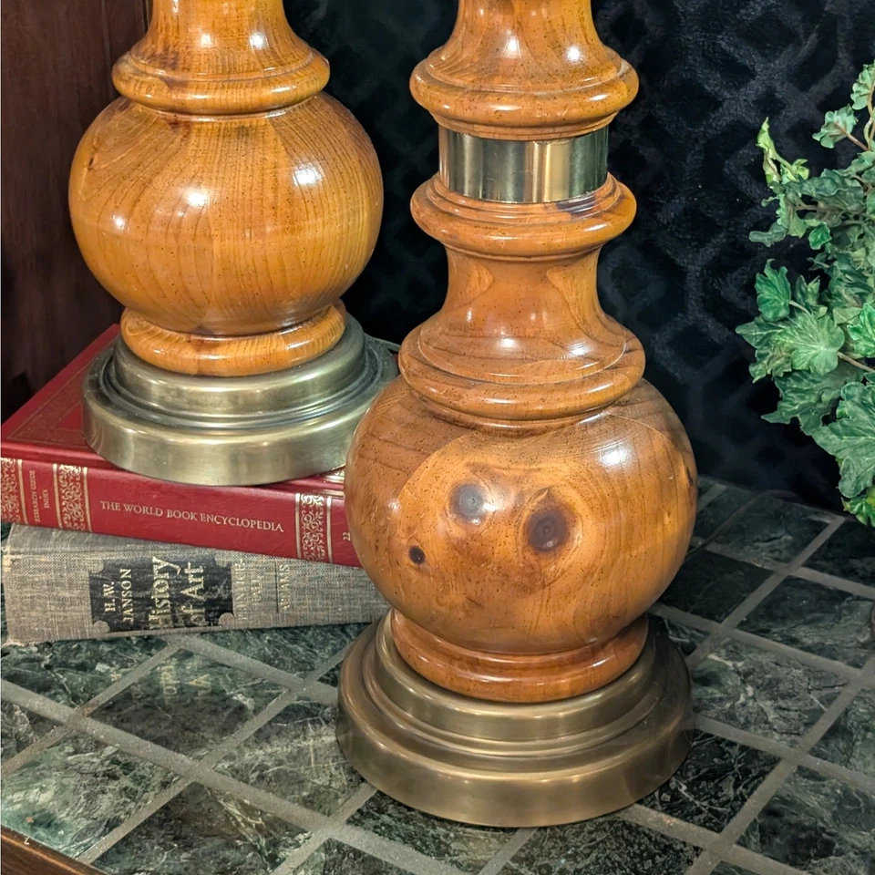 Gran par de lámparas de mesa únicas vintage de madera torneada y latón antiguo, sin tonos Foto 4 de 4