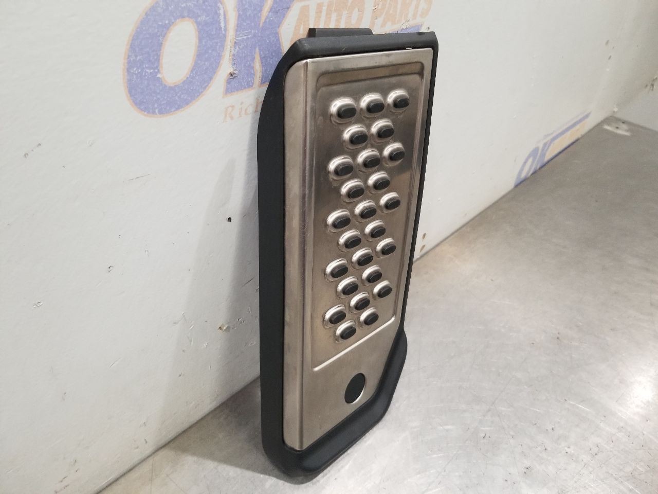 17 BENTLEY BENTAYGA INTERIOR FLOOR MOUNTED FOOTREST COVER 36B864777